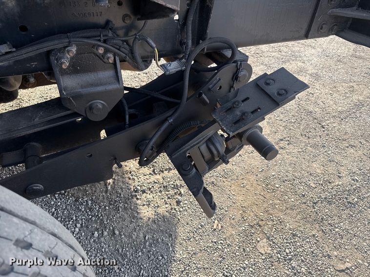 image for item EG1877 2009 International 7400 crane truck