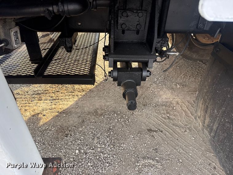 image for item EG1877 2009 International 7400 crane truck