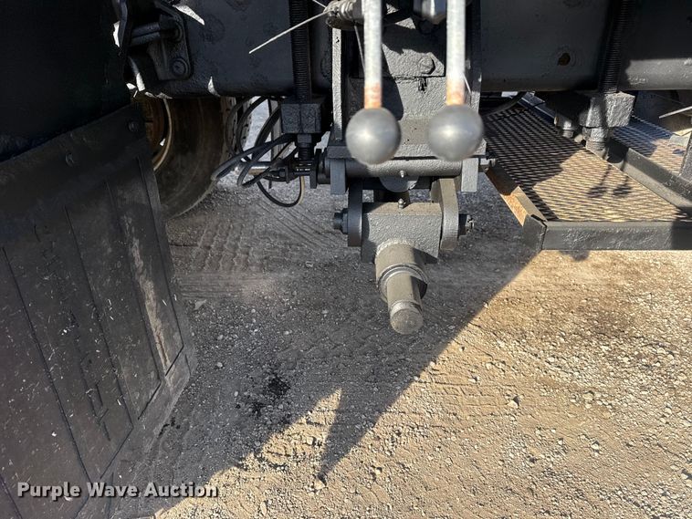 image for item EG1877 2009 International 7400 crane truck