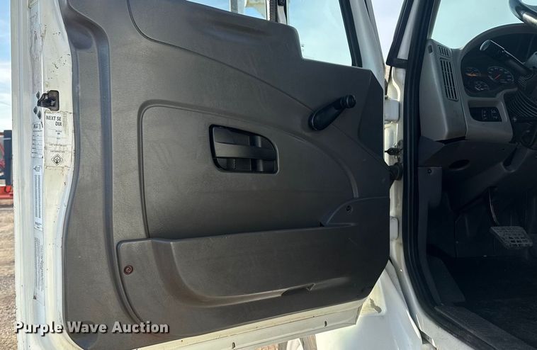 image for item EG1877 2009 International 7400 crane truck