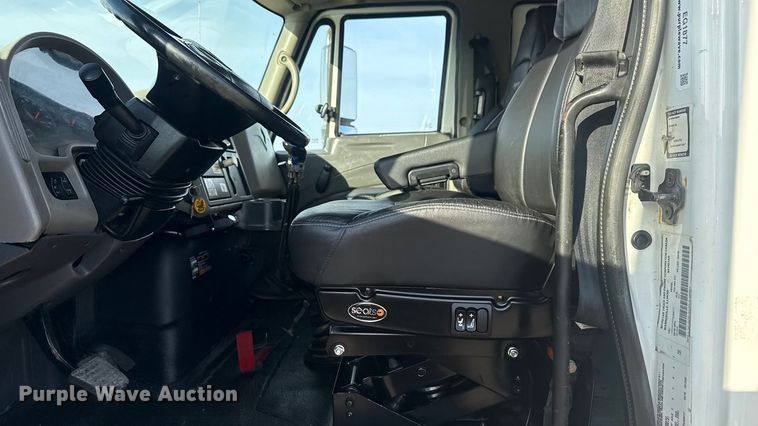 image for item EG1877 2009 International 7400 crane truck