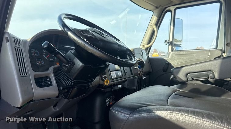 image for item EG1877 2009 International 7400 crane truck