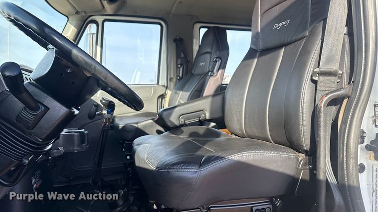 image for item EG1877 2009 International 7400 crane truck