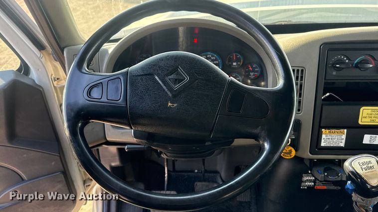 image for item EG1877 2009 International 7400 crane truck