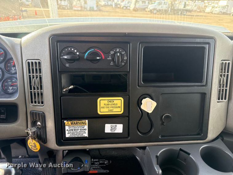 image for item EG1877 2009 International 7400 crane truck