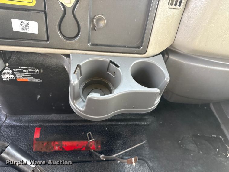 image for item EG1877 2009 International 7400 crane truck