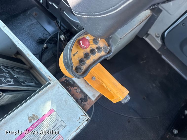 image for item EG1877 2009 International 7400 crane truck