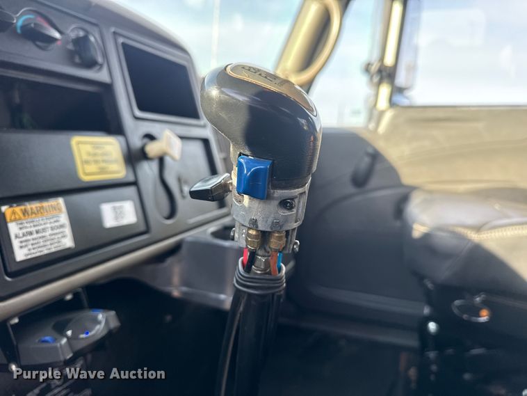 image for item EG1877 2009 International 7400 crane truck