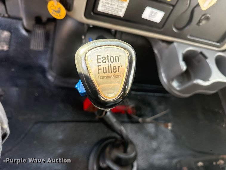 image for item EG1877 2009 International 7400 crane truck