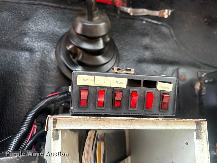 image for item EG1877 2009 International 7400 crane truck