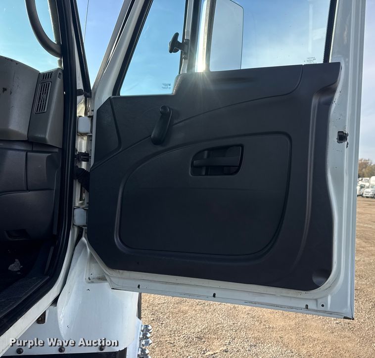 image for item EG1877 2009 International 7400 crane truck