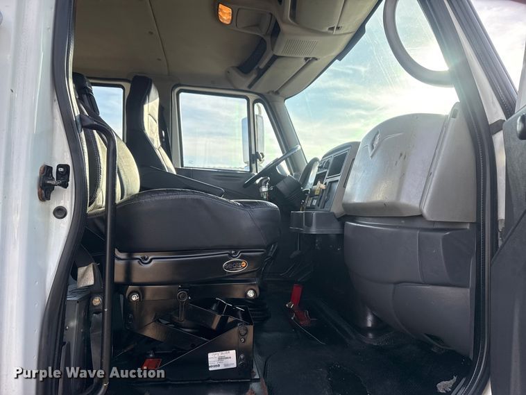 image for item EG1877 2009 International 7400 crane truck