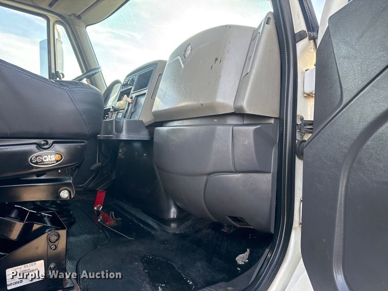 image for item EG1877 2009 International 7400 crane truck