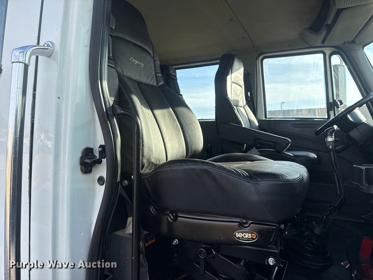 image for item EG1877 2009 International 7400 crane truck