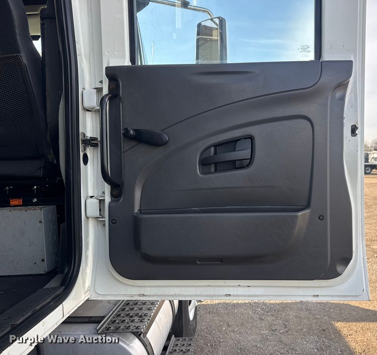 image for item EG1877 2009 International 7400 crane truck