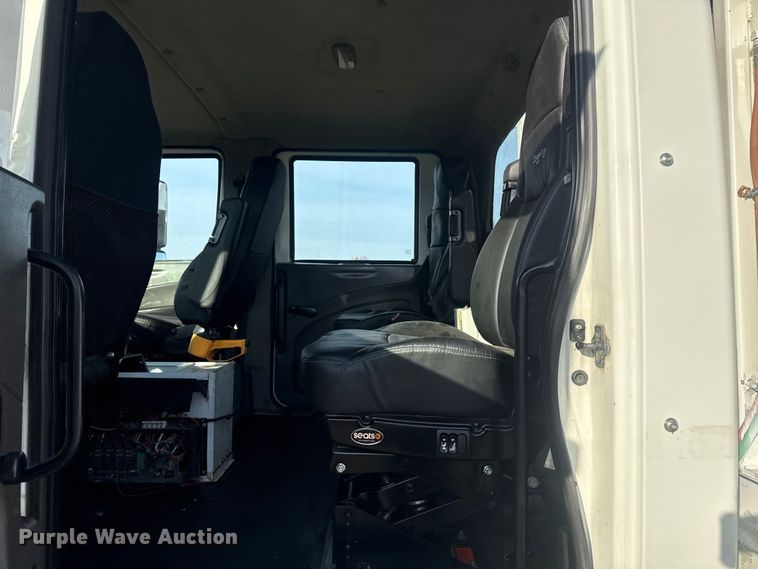 image for item EG1877 2009 International 7400 crane truck