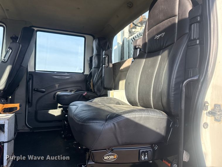 image for item EG1877 2009 International 7400 crane truck