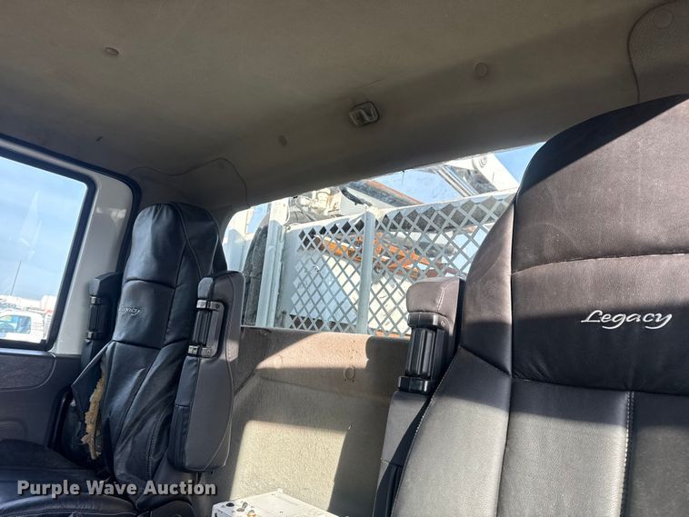 image for item EG1877 2009 International 7400 crane truck