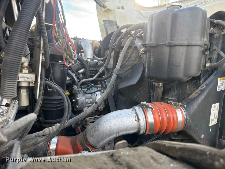 image for item EG1877 2009 International 7400 crane truck