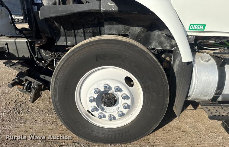 image for item EG1877 2009 International 7400 crane truck