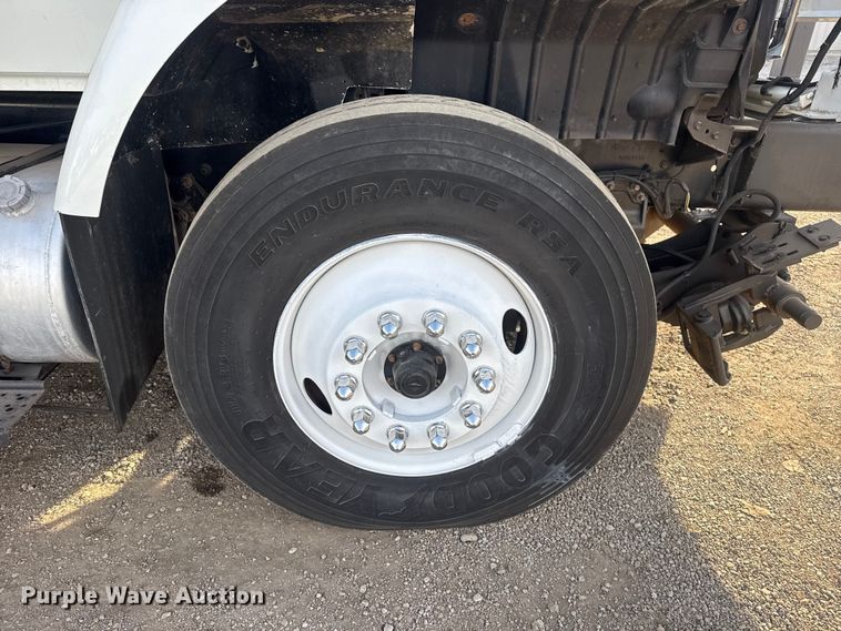 image for item EG1877 2009 International 7400 crane truck