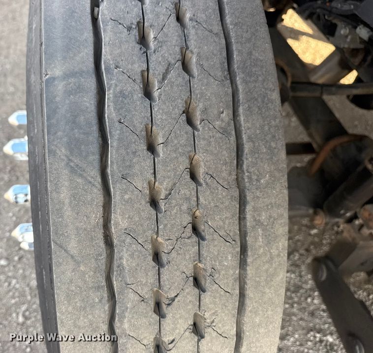 image for item EG1877 2009 International 7400 crane truck