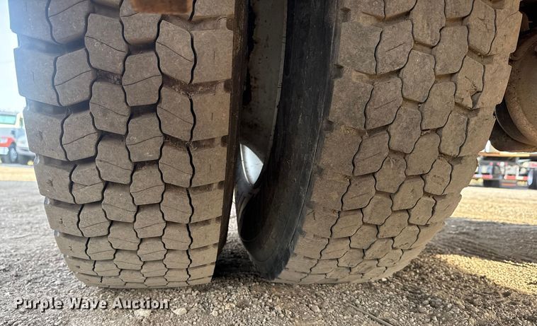 image for item EG1877 2009 International 7400 crane truck