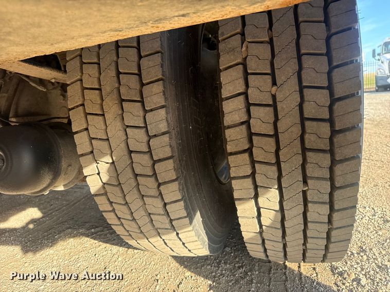 image for item EG1877 2009 International 7400 crane truck