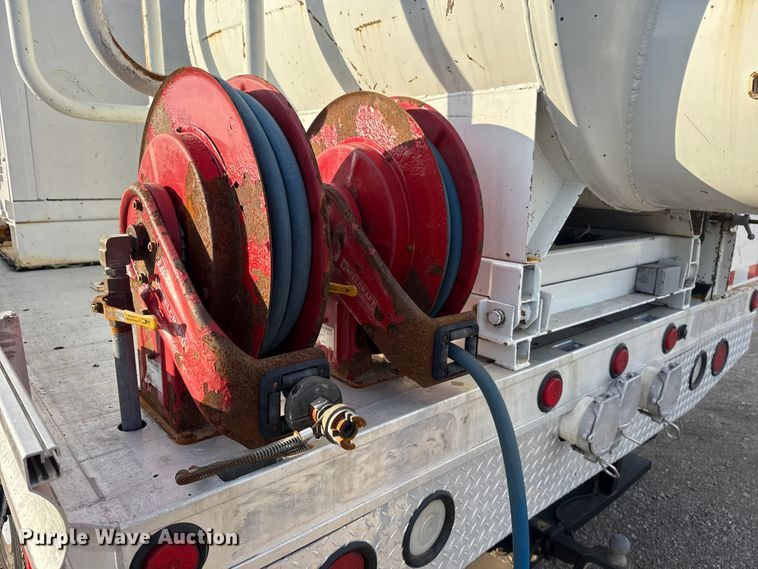 image for item EG1878 2012 Dodge Ram 5500HD vacuum truck