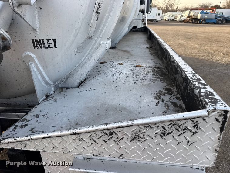 image for item EG1896 2015 Freightliner 114SD vacuum truck