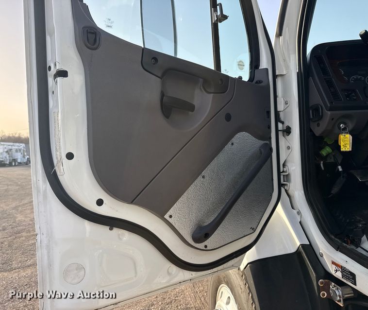 image for item EG1896 2015 Freightliner 114SD vacuum truck