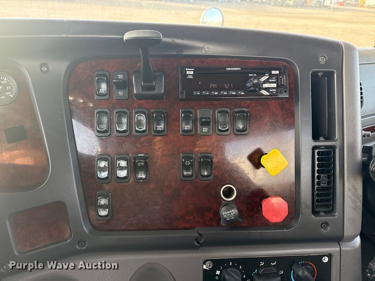 image for item EG1896 2015 Freightliner 114SD vacuum truck