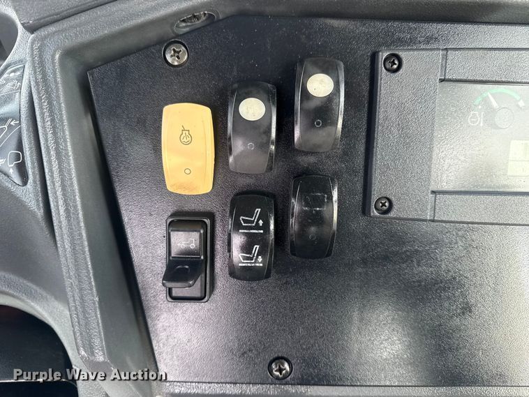 image for item EG1903 2011 John Deere 310SJ backhoe