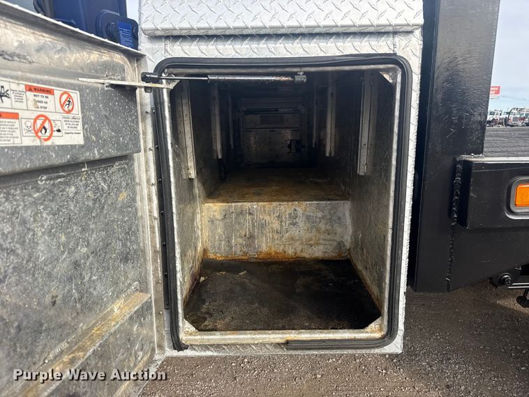 image for item EG1904 2015 Ford F550 flatbed truck