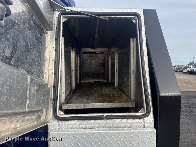 image for item EG1904 2015 Ford F550 flatbed truck