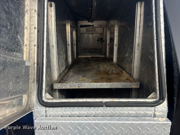 image for item EG1904 2015 Ford F550 flatbed truck