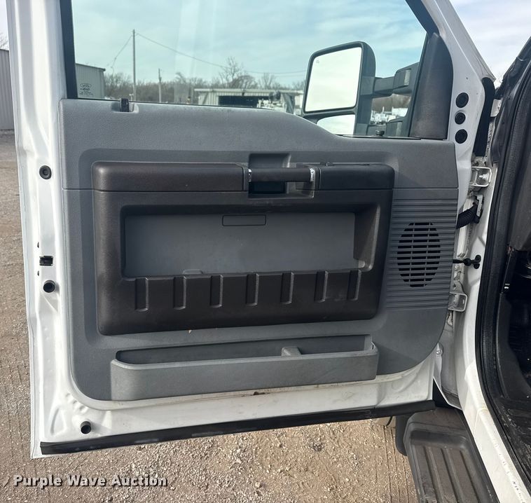 image for item EG1904 2015 Ford F550 flatbed truck