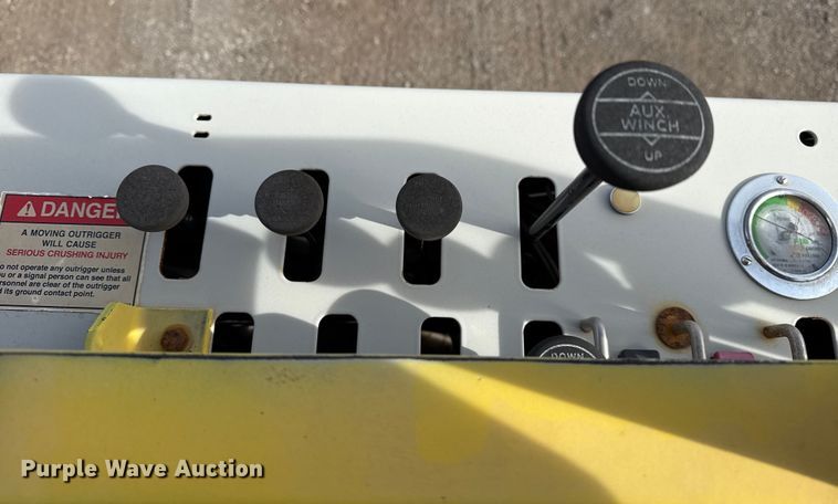 image for item EG1907 2012 Peterbilt 367 crane truck