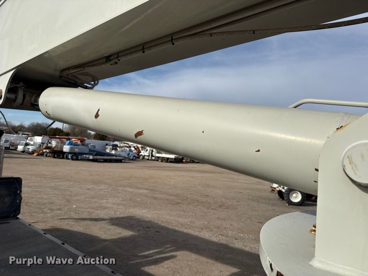 image for item EG1907 2012 Peterbilt 367 crane truck