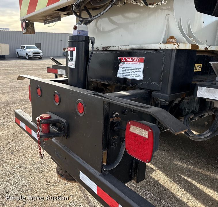 image for item EG1907 2012 Peterbilt 367 crane truck