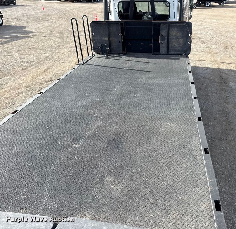 image for item EG1907 2012 Peterbilt 367 crane truck