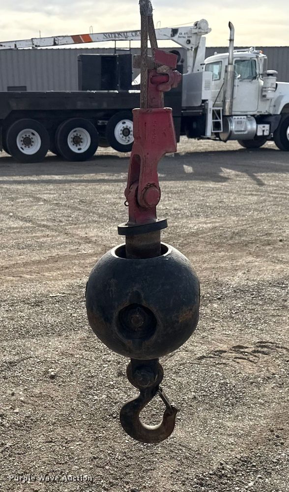 image for item EG1907 2012 Peterbilt 367 crane truck