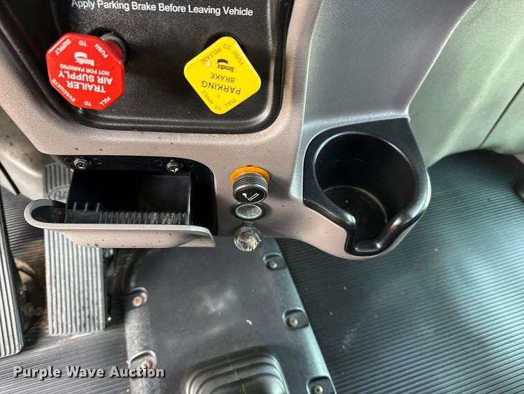 image for item EG1907 2012 Peterbilt 367 crane truck