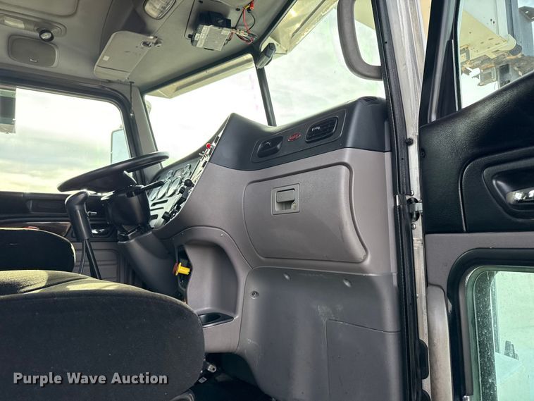 image for item EG1907 2012 Peterbilt 367 crane truck