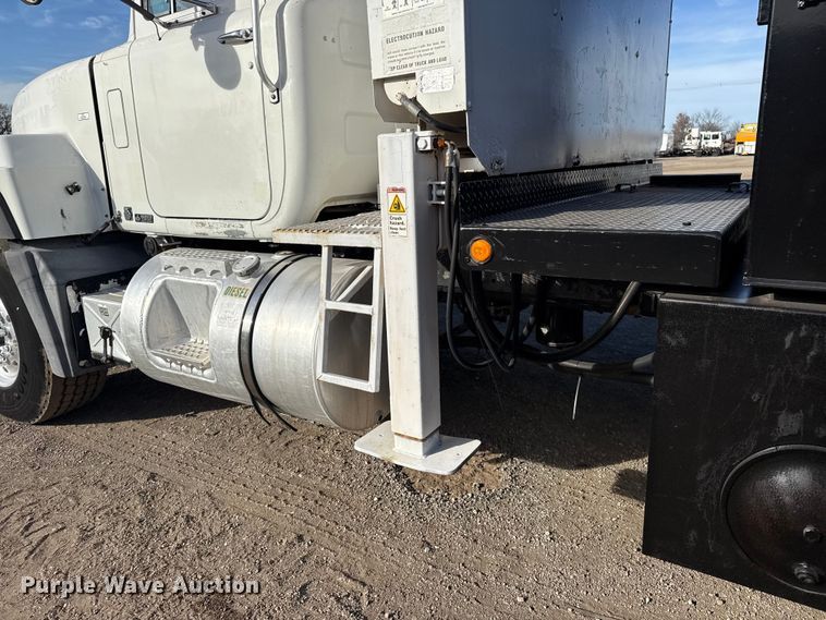 image for item EG1908 2003 Mack RD crane truck