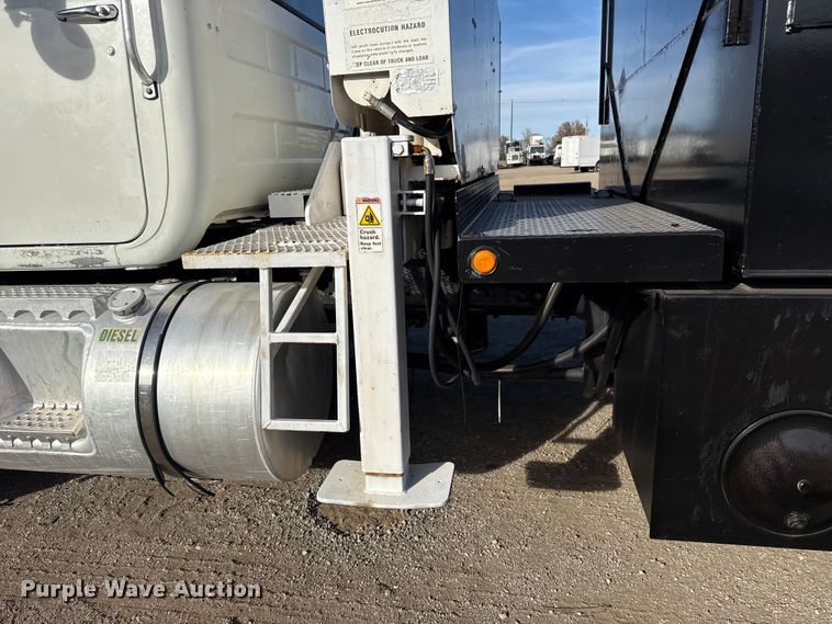 image for item EG1908 2003 Mack RD crane truck