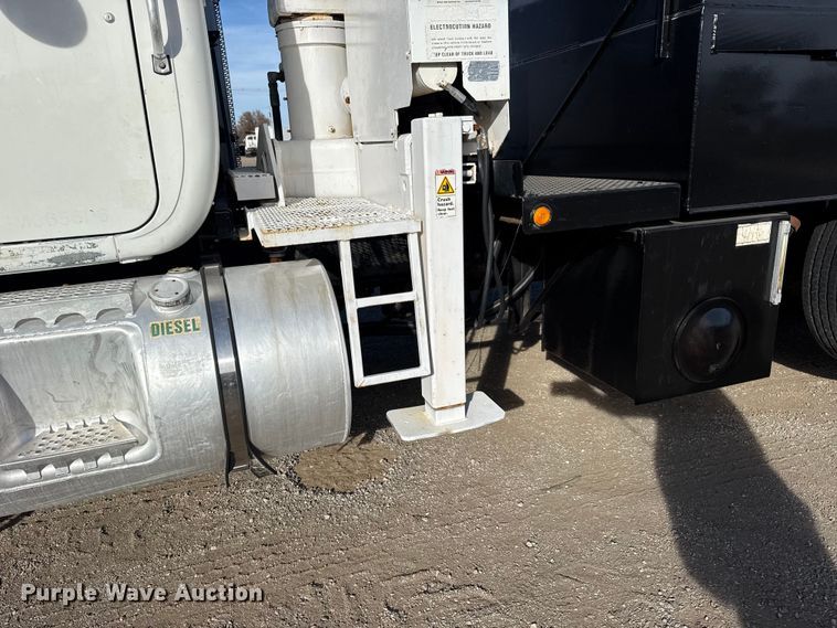 image for item EG1908 2003 Mack RD crane truck