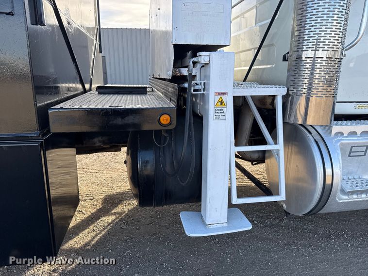 image for item EG1908 2003 Mack RD crane truck