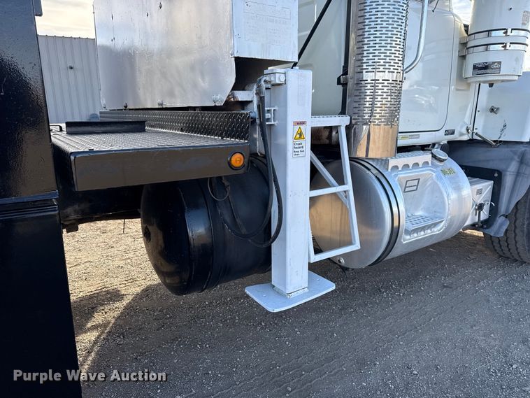 image for item EG1908 2003 Mack RD crane truck