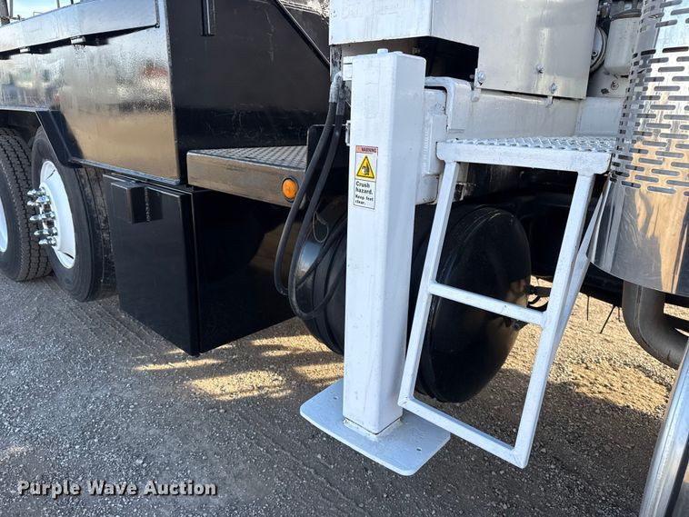 image for item EG1908 2003 Mack RD crane truck